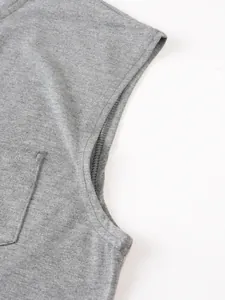 Gros plan détaillé d'un gilet décontracté gris sans manches pour homme avec poche