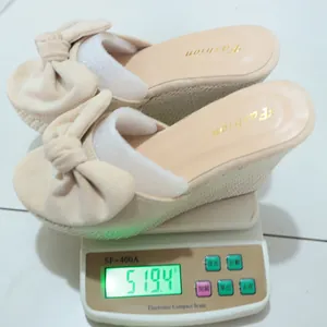 Vista detallada de las sandalias de cuña con lazo beige que pesan 519,4 g en báscula