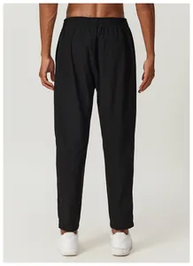 Vue arrière détaillée d'un pantalon de randonnée noir coupe-vent pour homme, sport