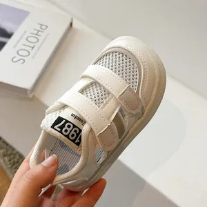 Sandales de sport légères et respirantes en mesh blanc pour tout-petits, style d'été.