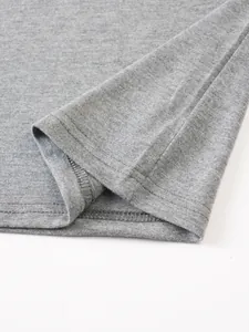 Détail de la maille jersey grise et de la couture double aiguille de l'ourlet