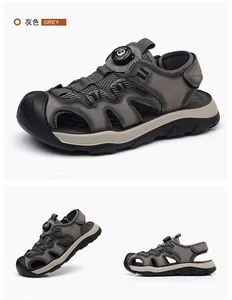 Vistas múltiples de sandalias deportivas grises para hombre con puntera cerrada y cordones.