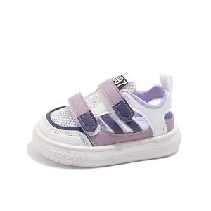 Sandales de sport respirantes pour tout-petits en violet et blanc avec bout fermé