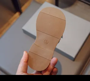 Détail de la semelle en caoutchouc antidérapante avec marquage de taille 26 pour filles