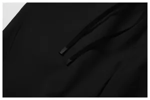 Vue détaillée du cordon de serrage et du tissu texturé du pantalon de sport noir pour homme