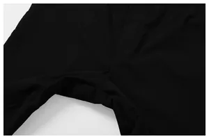 Détail d'un pantalon de randonnée pour hommes montrant l'entrejambe et la texture du tissu