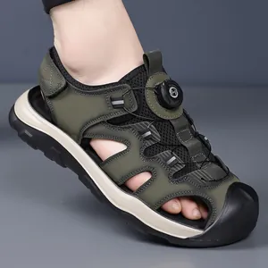 Sandalias deportivas para hombre con puntera cerrada y cierre de esfera para el verano.