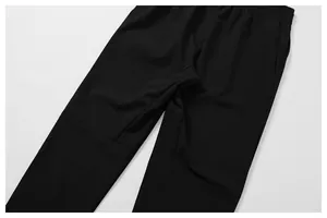 Détail de l'entrejambe et du tissu d'un pantalon de randonnée noir à séchage rapide