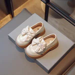 Mocassins pour filles de style britannique crème avec un grand nœud et des semelles épaisses.