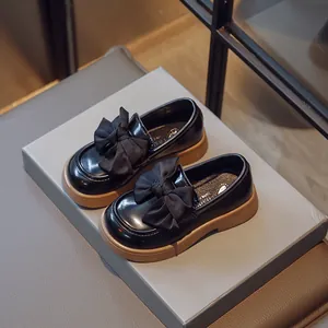 Mocassins noirs de style britannique pour filles avec un grand nœud et des semelles
