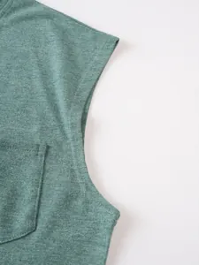 Détail rapproché de la poche et de la couture de l'emmanchure d'un gilet vert