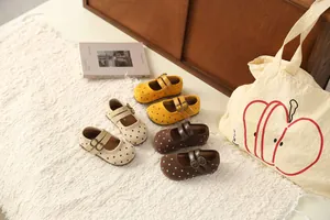 Detail van polka dot Mary Jane prinsessenschoenen voor meisjes in kleuren
