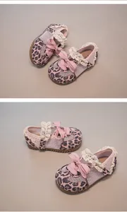 Detailansicht der atmungsaktiven Mesh-Lauflernschuhe mit Leopardenmuster und rosa Schleifen.