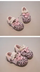 Detailaufnahme von Baby-Lauflernschuhen mit Leopardenmuster, Netzstoff und Spitze