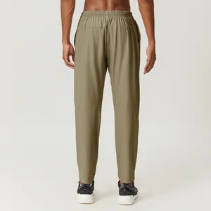 Vue arrière d'un pantalon de sport d'extérieur vert olive à séchage rapide pour homme