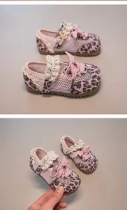 Detailansicht der pinkfarbenen Lauflernschuhe mit Leopardenmuster, Netz und Spitze