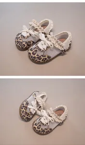 Detailansicht der atmungsaktiven Lauflernschuhe mit Leopardenmuster für Mädchen