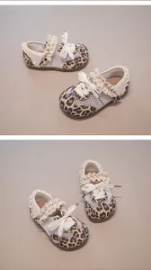Detailansicht atmungsaktive Baby-Lauflernschuhe mit Leopardenmuster und Spitze