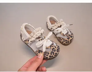 Detailansicht von atmungsaktivem Mesh und Leopardenmuster auf Lauflernschuhen für Mädchen