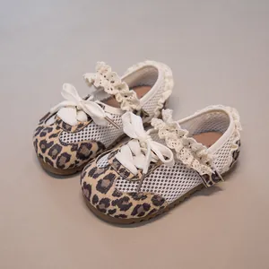 Atmungsaktive Baby-Lauflernschuhe mit Leopardenmuster, Netzstoff und Spitzenverzierung.