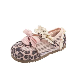 Leopardenmuster Mesh atmungsaktive Kleinkind Mädchen Lauflernschuhe mit rosa Schleife