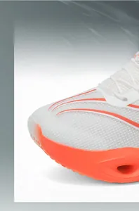 Detailweergave van de witte mesh hardloopschoen met oranje zool en carbonplaat