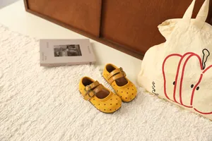Schattige gele prinsessenschoenen met stippen en dubbele gesp voor kleine meisjes