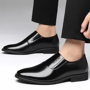 Κλασικά ανδρικά μαύρα δερμάτινα παπούτσια slip-on με διακοσμητική μεταλλική λεπτομέρεια