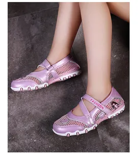 Detailansicht der pinkfarbenen atmungsaktiven Mesh-Mary-Jane-Sandalen für Mädchen