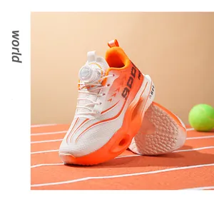 Detail van wit-oranje hardloopschoenen met een handig draaisluitingsysteem.