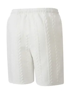 Detailansicht der weißen Herren-Shorts mit strukturiertem Zopfstrick-Jacquard-Gewebe.