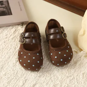 Elegante bruine polka dot Mary Jane schoenen voor peutermeisjes met dubbele band.