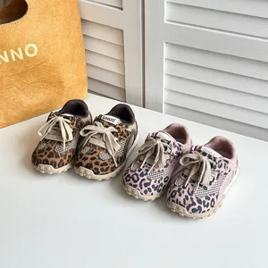 Vista dettagliata delle sneakers per bambini con stampa leopardata in rosa e marrone mesh