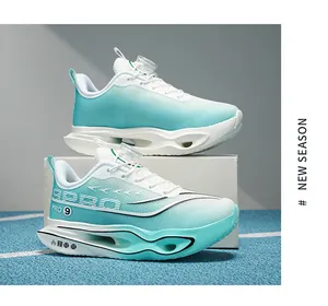 Groen-witte gradiënt carbon hardloopschoenen met hoogwaardige dempende zolen voor sporten.