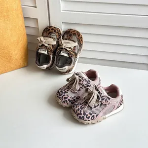 Vista dettagliata di scarpe da ginnastica per bambini con stampa leopardata rosa