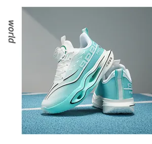 Zijaanzicht van professionele hardloopschoenen met carbonplaat voor heren in groen-wit