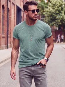 Gros plan d'un t-shirt respirant en coton et lin pour homme en gris-vert décontracté