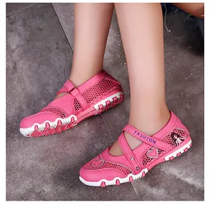 Detailansicht der pinkfarbenen Mary Jane Schuhe für Mädchen mit atmungsaktivem Mesh-Design.
