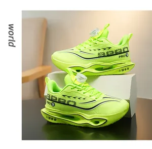 Detailopname van neongroene carbon hardloopschoenen met een snelsluiting systeem.