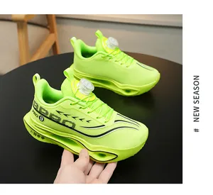 Detail van neon groene hardloopschoenen met carbon plaat en een handig draaisluiting systeem.