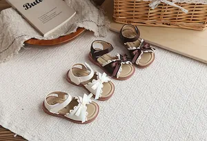 Sandales élégantes pour petites filles avec nœuds et dentelle en marron et beige