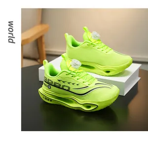 Gedetailleerd overzicht van neongroene carbonplaat hardloopschoenen met draaisluiting.