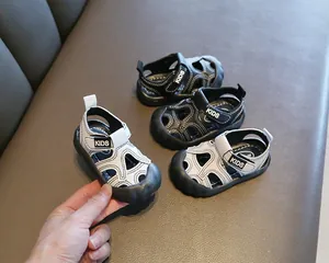 Gros plan de sandales blanches fermées pour bébés avec design creux respirant et semelle souple