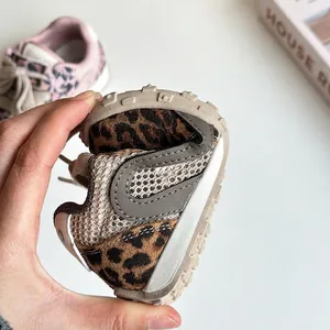 Dettaglio della suola flessibile delle scarpe sportive in mesh leopardato per bambini.