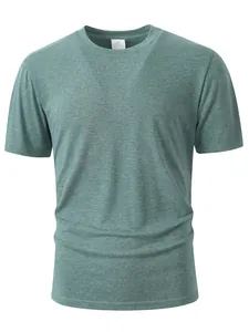Détail d'un t-shirt homme vert en mélange coton lin respirant à col rond classique