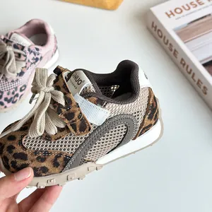 Primo piano di sneakers per bambini con stampa leopardata, mesh traspirante e suola morbida