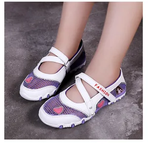Nahaufnahme von Mädchen Mary Jane Sandalen mit Mesh, Herz-Detail und Klettverschluss