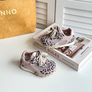 Primo piano di scarpe da ginnastica in mesh per neonati con stampa leopardata rosa.