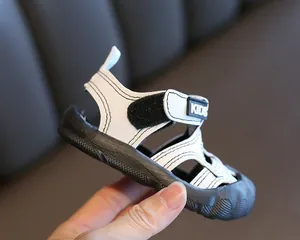 Vue détaillée de la sandale blanche pour tout-petit avec embout en caoutchouc noir