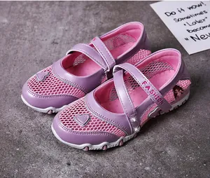 Detailansicht der lila Mesh-Mary-Jane-Schuhe für Mädchen mit Herzmuster und Klettverschluss